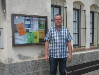 L'alcalde de Madremanya, Albert Peracaula, al davant de l'edifici de l'antiga escola del poble, fa unes setmanes. J.F