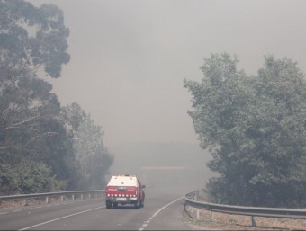 Un vehicle dels Bombers, enmig del fum del foc de Madremanya, al Gironès ACN