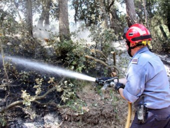 Un bomber remulla la zona afecta per l'incendi de Madremanya ACN