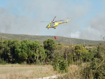 Un helicòpter s'enlaira després de carregar aigua a la bassa de la Font del Roglar el 6 de setembre de 2010. B. SILVESTRE
