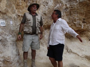 El director de l'excavació a l'Abric Romaní, Eudald Carbonell, i el director de l'ICIQ, Miquel Àngel Pericas ACN
