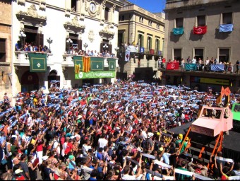 La plaça de la Vila de Vilafranca del Penedès ahir amb centenars de persones aixecant els lema favorable al #novullpagar EL PUNT AVUI