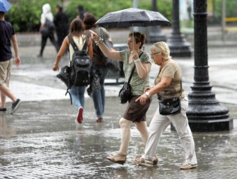 Els turistes no es van espantar per la pluja dijous a la tarda al centre de Barcelona JUANMA RAMOS