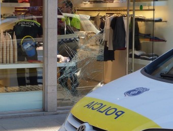 L'aparador destrossat d'una botiga del carrer Nou de Girona Ò. PINILLA
