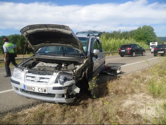 Un dels cotxes implicats en l'accident. El conductor d'aquest vehicle va envair el carril contrari G. P