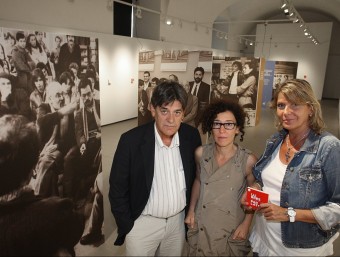 Guillem Terribas, Cristina Massanés i Natàlia Molero, ahir a l'exposició LLUÍS SERRAT
