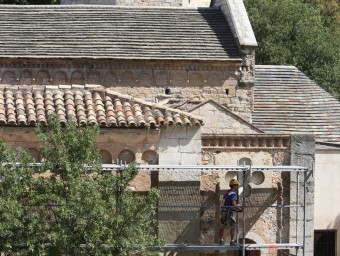 Una vista de la façana est del monestir de Sant Pere de Galligants de Girona, amb el campanar i la bastida mig instal·lada. LLUÍS SERRAT