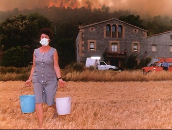 Una veïna de Montmajor ajudant a apagar el foc que rodejava una masia. Era el 6 de juliol del 1994 X.CARRIÓN /ARXIU