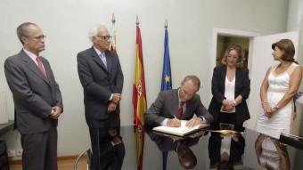El president Fabra signa el llibre de visites de la Sindicatura de Comptes. EL PUNT AVUI