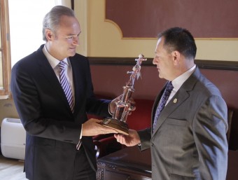 El president Fabra rep una escultura de mans de l'alcalde de la vila. EL PUNT AVUI