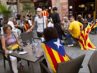 Tots els bars, restaurants i cafès del centre de Barcelona van quedar col·lapsats des del migdia ja que molta gent va decidir dinar a la ciutat ALBERT SALAMÉ