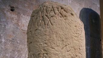 Imatge d'un mil·liari, fita de pedra que es col·locava a les vies romanes per indicar distàncies i el nom de la vila, del segle I-IV dC. MANEL LLADÓ