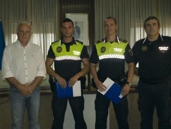 L'alcalde amb els dos agents felicitats i l'intendent de la guàrdia urbana del poble. CEDIDA