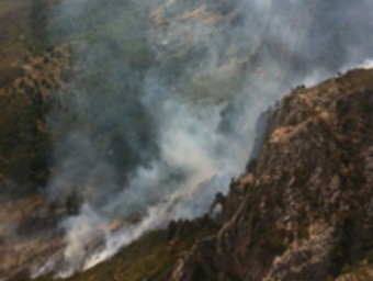 Imatge aèria del foc que crema a Alfara de Carles, als Ports BOMBERS DE LA GENERALITAT