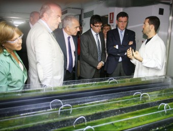 Lluís Recoder i la resta d'autoritats ahir en un dels laboratoris de l'Institut Català de Recerca de l'Aigua, a Girona. MANEL LLADÓ