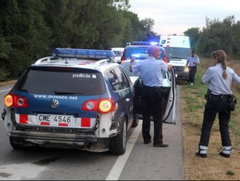 La cotxe patrulla dels mossos que la conductora va envestir JOAN CASTRO / ICONNA