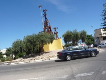 Monument a la Muixeranga a l'entrada d'Algemesí. ESCORCOLL