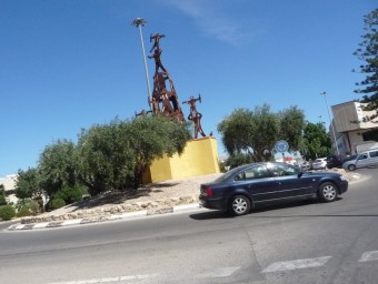 Monument a la Muixeranga a una de les entrades del poble. ESCORCOLL