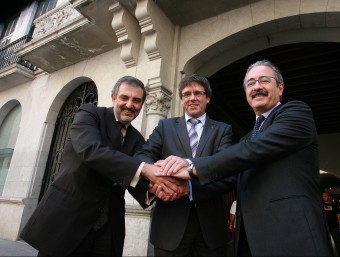 Gilpérez, Puigdemont i Faura escenificant l’acord MANEL LLADÓ