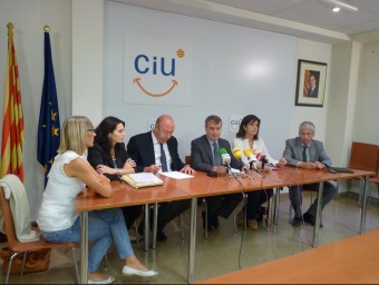 Els diputats i senadors de CiU , ahir a la seu del partit a Girona. EL PUNT AVUI