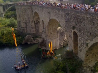 Multitud de persones es van aplegar ahir al pont de Besalú per veure-hi passar pel riu les imaginatives galeres E. P
