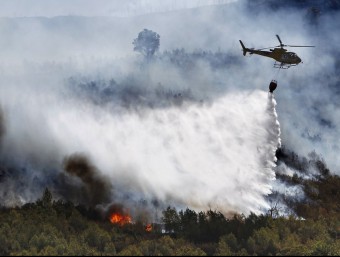 Un miler de persones , entre efectius aeris i terrestres, treballen en l'extinció de l'incendi que crema a la comarca dels Serrans des de diumenge. JOSÉ CUÉLLAR