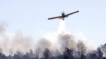 Un avió sobrevola l'incendi de Benicolet. EFE / RUBÉN FRANCÉS