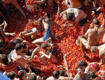 50.000 persones van participar en la Tomatina d'enguanya. EFE