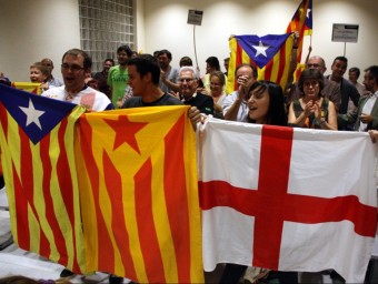 El públic que omplia la sala de plens de l'Ajuntament de La Garriga va rebre ahir amb crits “independència” la declaració de “territori català lliure” ACN