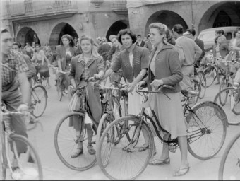 Dues imatges de la Festa del Pedal del 1951. Al 1942, la secció de ciclisme del GEiEG en va organitzar la primera edició, que a mitjans dels 80 aplegava 4.000 participants AJUNTAMENT DE GIRONA. CRDI (MARTÍ MASSAFONT COSTALS)