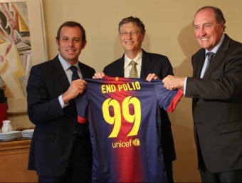 Sandro Rosell amb Bill Gates i el directiu del Barça Ramon Pont, posen amb una samarreta del Barça que simbolitza la feina conjunta contra la pòlio FCB