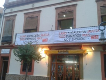 Pancartes penjades a la balconada de la seu del PSPV-PSOE d'Aldaia. EL PUNT AVUI