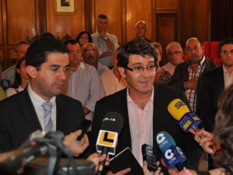 Els alcaldes d'Alcoi i Ontinyent davant els mitjans de comunicació. EL PUNT AVUI