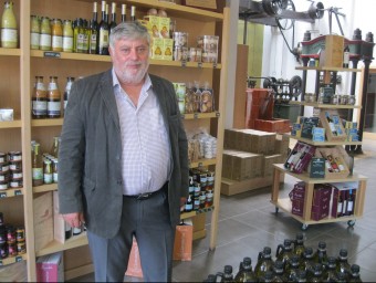 Josep Blanch al local de la cooperativa de Pau adequat per la venda de productes al públic E. C
