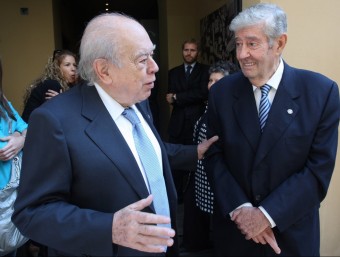 Josep Argelaguet, conversant amb Jordi Pujol en un moment de l'acte d'homenatge que es va fer ahir a l'hotel Nord de Girona. LLUÍS SERRAT
