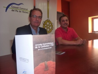 Jordi Xargay (president del Consell Comarcal) i Ferran Vila (del Grup Gastronòmic), en la presentació de les jornades.  R. E.