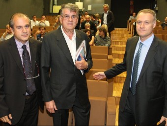 L'empresari Joaquim Vidal, al centre, entre Joan Carles Casas i David Antó, els organitzadors de l'acte, ahir al Parc Científic i Tecnològic de la Universitat de Girona (UdG). LLUÍS SERRAT