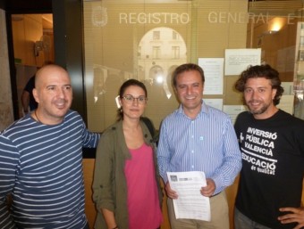 Els representants de Compromís registren la petició per la finestreta municipal. CEDIDA