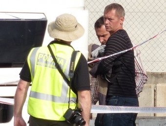 El company de viatge de la víctima obrint la porta del camió a la comitiva judicial i policial a Figueres Ò. PINILLA