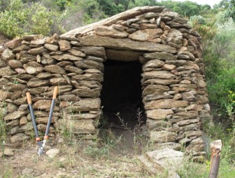 El dolmen descobert va ser reconvertit en una barraca d'olivar. EL PUNT AVUI