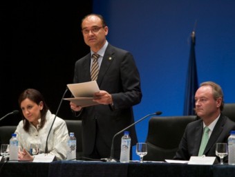 El rector de la Universitat amb el president Fabra i la consellera d'educació. EL PUNT AVUI
