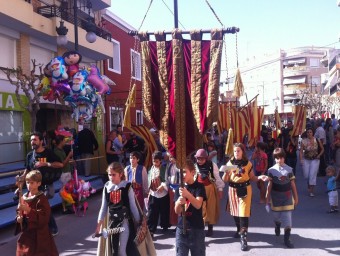 Processó cívica pels carrers de la vila amb el Penó de la Conquesta. B. VIDAL