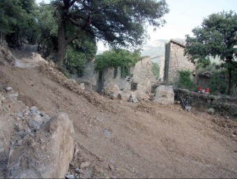 La Quera i la pista que comunica aquesta casa amb la Muntada. XARI