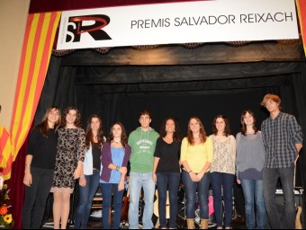 Els guanyadors i finalistes dels premis Reixach, que s'han lliurat al centre cívic de Santa Pau. J.C