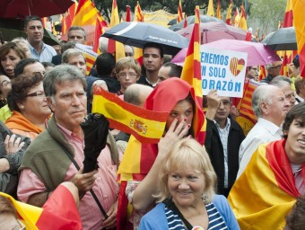A l'esquerra, participants en la concentració de l'orgull de ser espanyol. Al costat, l'acte antifeixista de la plaça Universitat JOSEP LOSADA