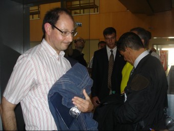 Valentí Alonso (a la foto, a l'esquerra) just abans d'entrar a la sala on es va fer el judici pel cas, celebrat el passat 5 de setembre TURA SOLER