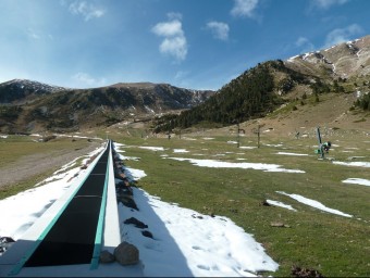 Molt a prop del naixement del riu Ter hi ha les instal·lacions de l'estació d'esquí alpí de Vallter 2000, ara amb la Generalitat com accionista majoritari. J.C