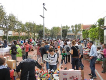 Una imatge del mercat de l'intercanvi i de segona mà, diumenge a Sant Gregori. EL PUNT AVUI