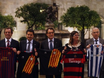 Xavier Vinyals, president de la Plataforma, entre Sandro Rosell i Artur Mas, en l'acte de suport a les seleccions ORIOL DURAN