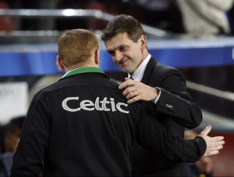 Tito Vilanova saluda el tècnic del Celtic, Neil Lennon, ahir al Camp Nou. ORIOL DURAN